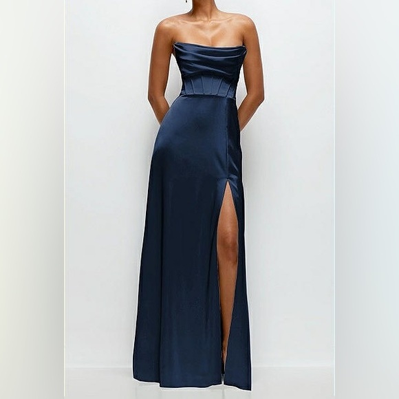 After Six Off The Shoulder Satin Charmeuse Gown With Removable Sleeves.Sz 6
#316 - Picture 3 of 9